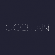 Occitan escrich d’un biais raiat en blanc amb un fons blau escur